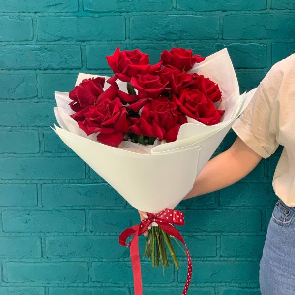 9 красных французских роз "Ариэль"