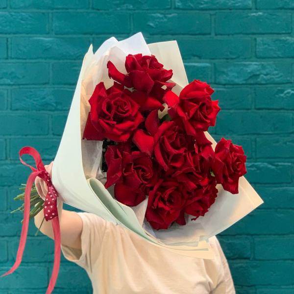9 красных французских роз "Ариэль"