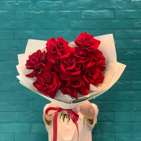 9 красных французских роз "Ариэль"