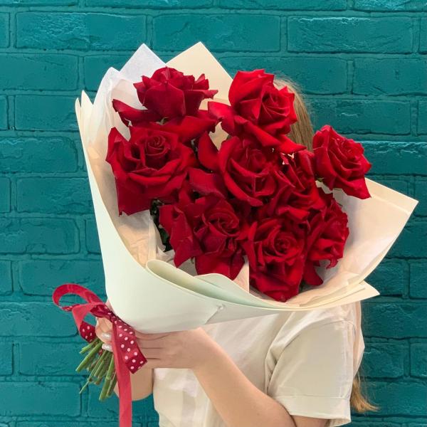 9 красных французских роз "Ариэль"