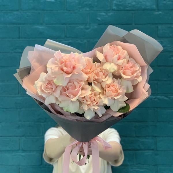 9 розовых французских роз "Вечерняя прохлада"