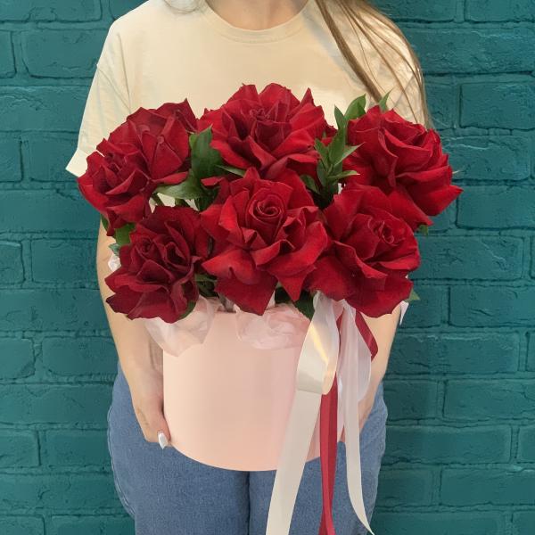 11 красных французских роз "Влечение"
