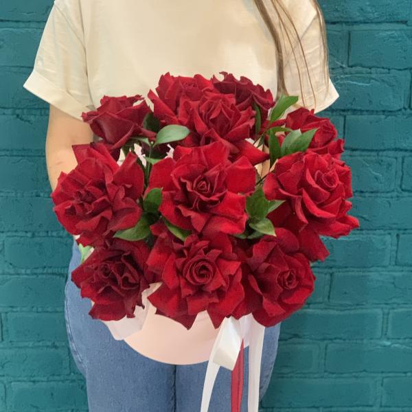 11 красных французских роз "Влечение"