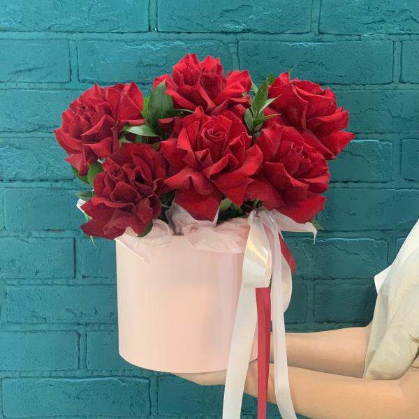 11 красных французских роз "Влечение"