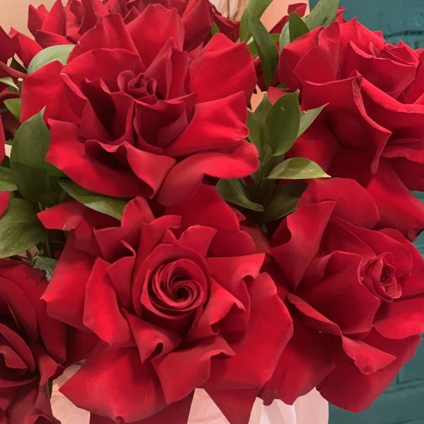 11 красных французских роз "Влечение"
