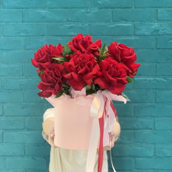 11 красных французских роз "Влечение"