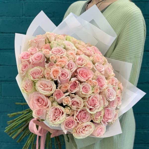 51 розовая роза и кустовая роза "Лавента"