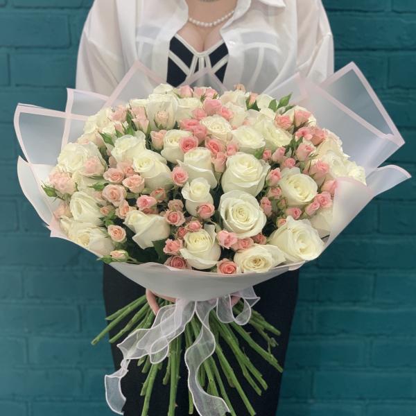 45 белых роз и кустовая роза "Идиллия"