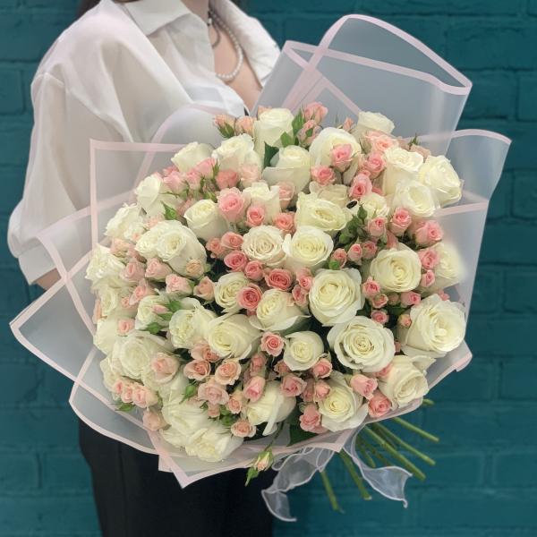 45 белых роз и кустовая роза "Идиллия"