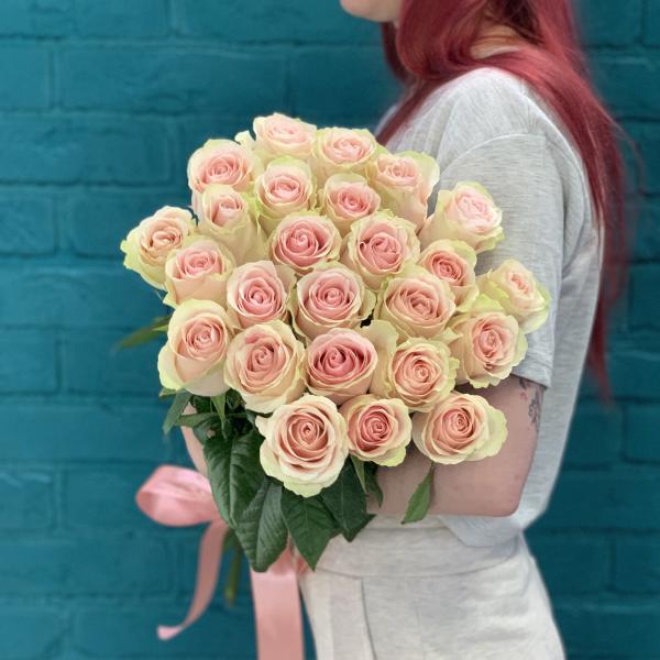 25 розовых роз "Волнующий момент"