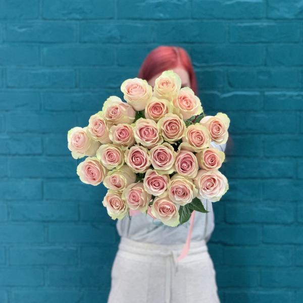 25 розовых роз "Волнующий момент"