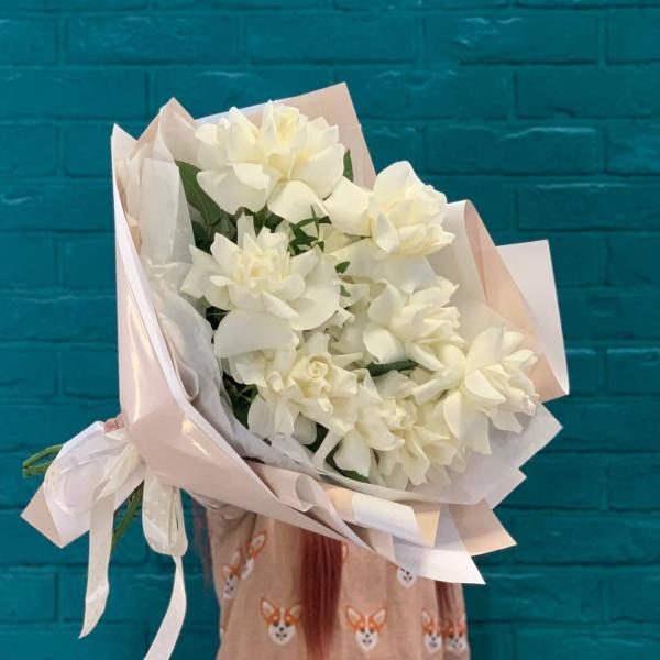 9 белых французских роз "Воздушный зефир"