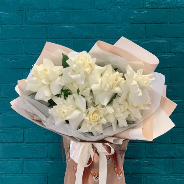 9 белых французских роз "Воздушный зефир"