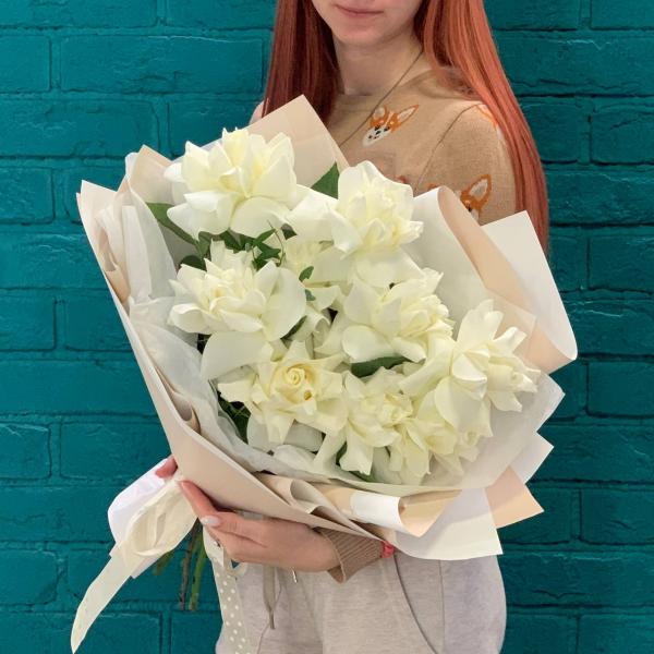 9 белых французских роз "Воздушный зефир"