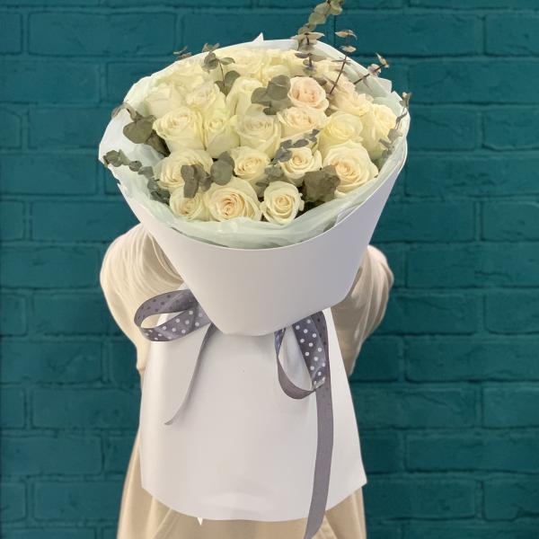 Роза и эвкалипт "Подснежник"