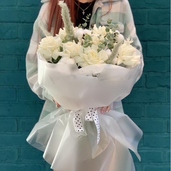 Роза и эвкалипт "Белая сказка"