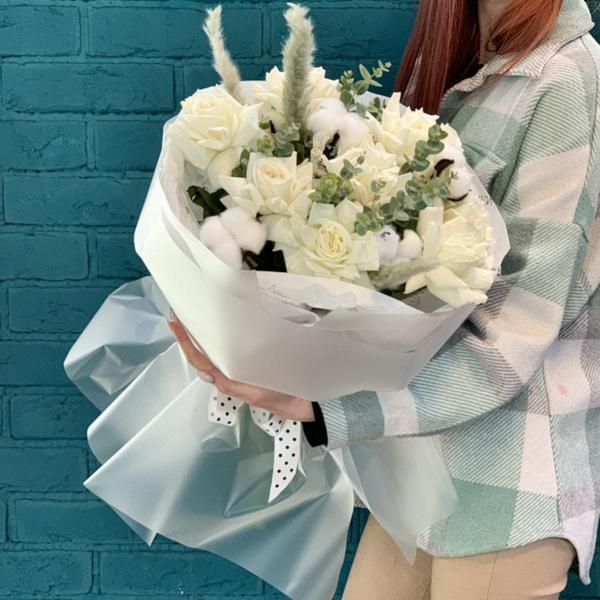 Роза и эвкалипт "Белая сказка"