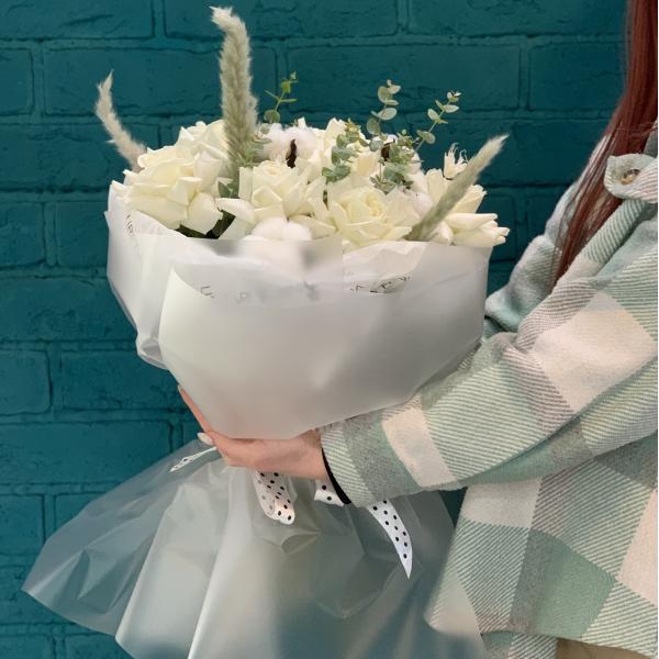 Роза и эвкалипт "Белая сказка"