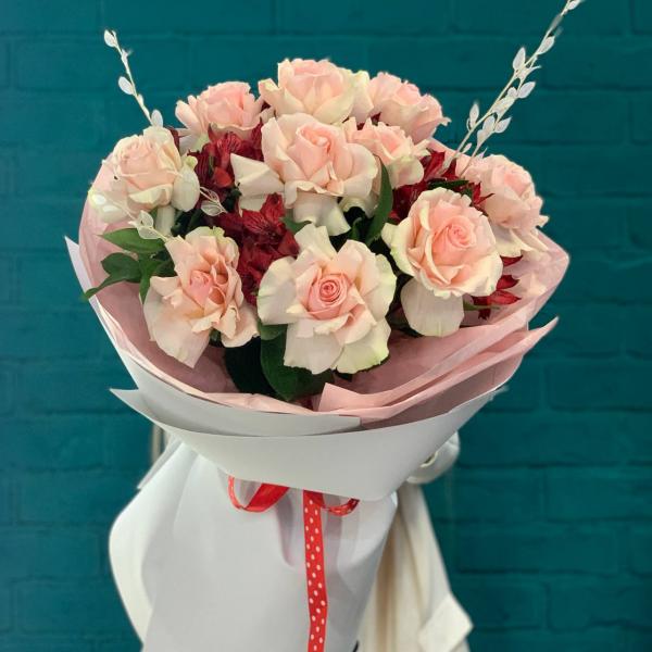 Роза и альстромерия " Легкая нежность"