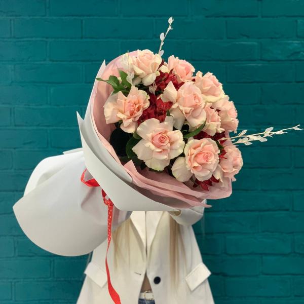 Роза и альстромерия " Легкая нежность"