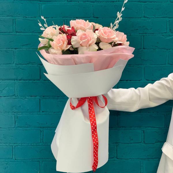 Роза и альстромерия " Легкая нежность"