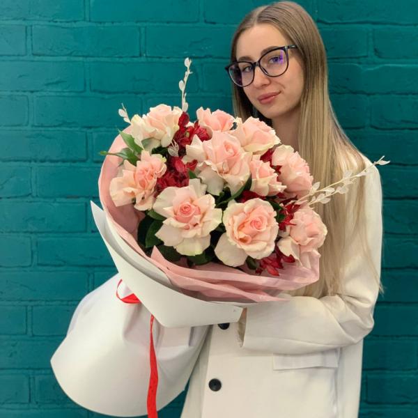 Роза и альстромерия " Легкая нежность"