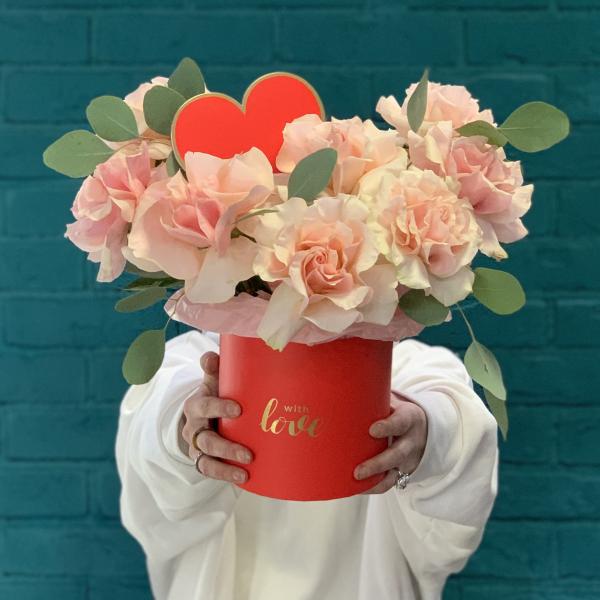 Композиция с розами "Розовый рассвет"