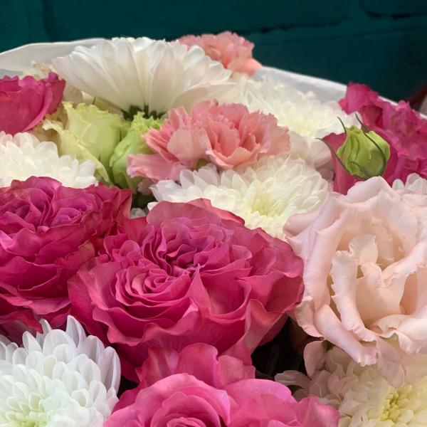 Пионовидные розы и эустома "Бесконечное изумление"