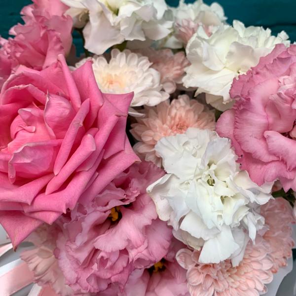 фото Эустома и роза "Мыльные пузырьки"