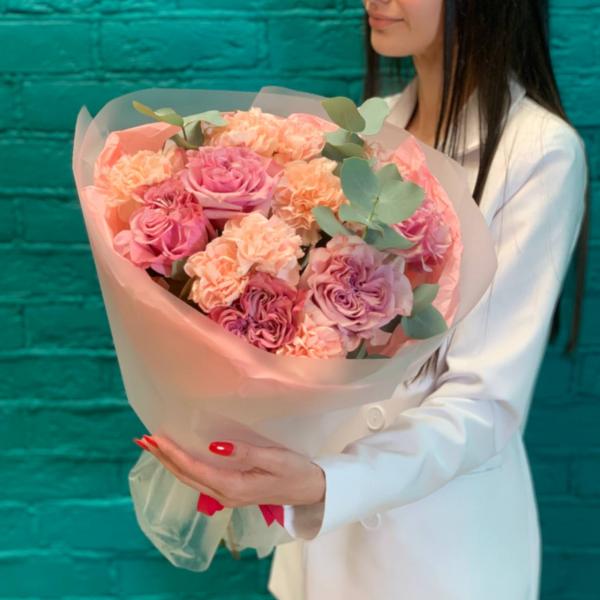 Пионовидная роза и гвоздика "Мимолетное чувство"