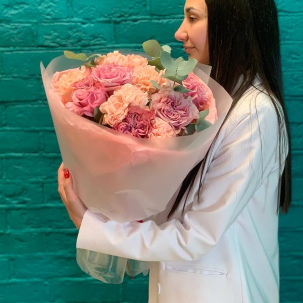 фото Пионовидной розы и гвоздики "Мимолетное чувство"