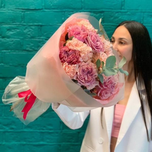 фото Пионовидной розы и гвоздики "Мимолетное чувство"