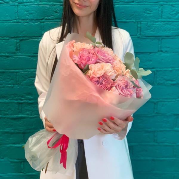 фото Пионовидной розы и гвоздики "Мимолетное чувство"