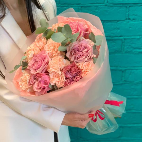 фото Пионовидной розы и гвоздики "Мимолетное чувство"