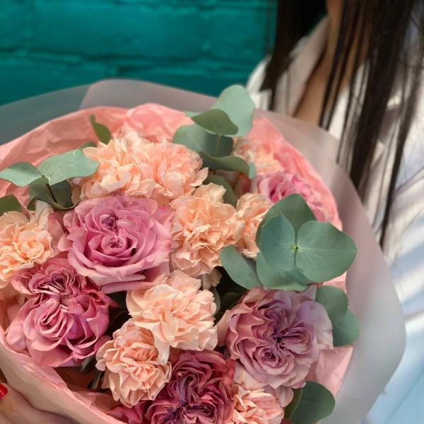 фото Пионовидной розы и гвоздики "Мимолетное чувство"