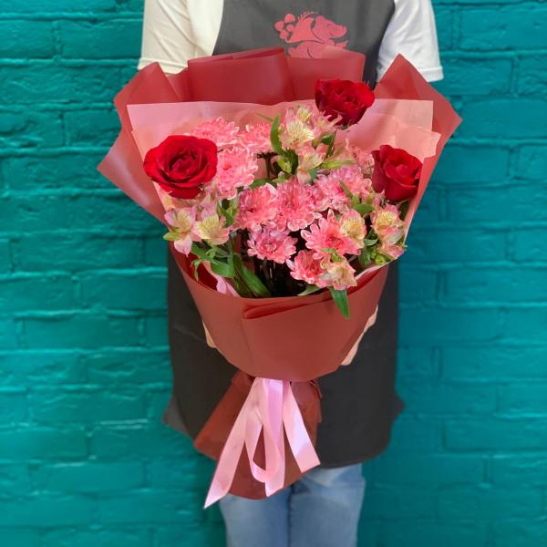 фото Розу и альстромерию "Мадам Рэд"