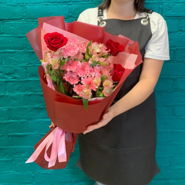 Роза и альстромерия "Мадам Рэд"