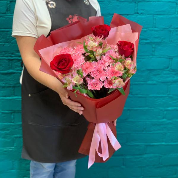 фото Розу и альстромерию "Мадам Рэд"