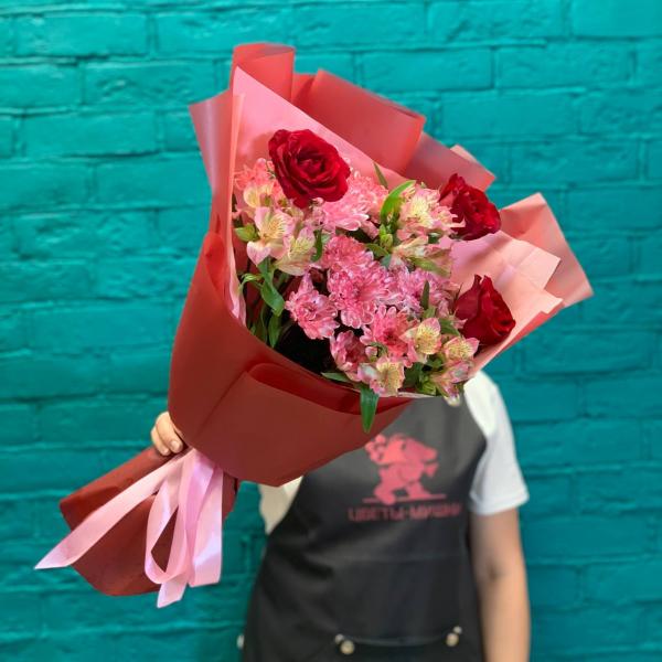 фото Розу и альстромерию "Мадам Рэд"