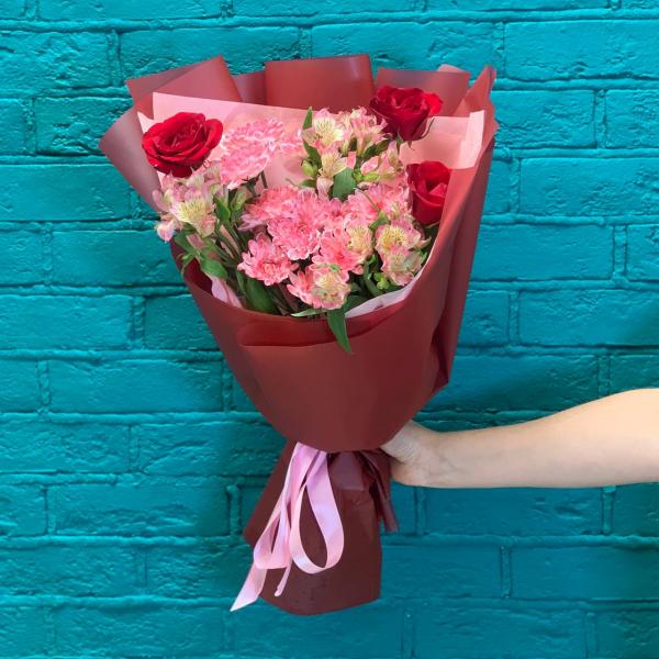 фото Розу и альстромерию "Мадам Рэд"