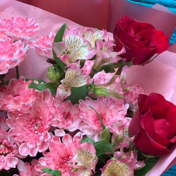 фото Розу и альстромерию "Мадам Рэд"