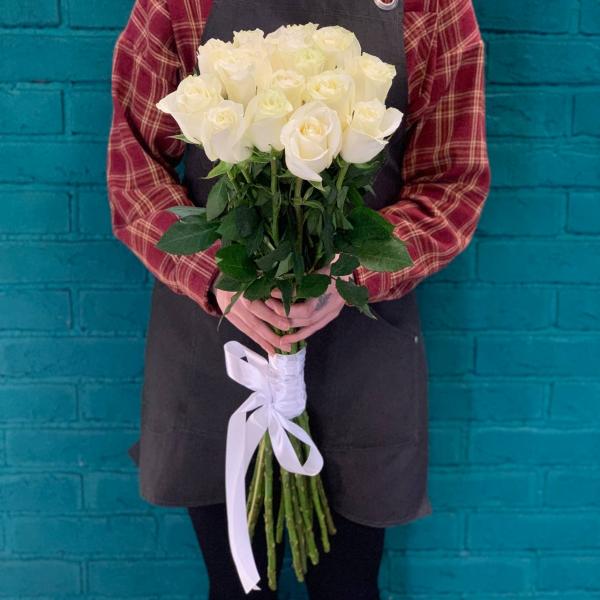 фото 15 белых роз "Летние воспоминания"