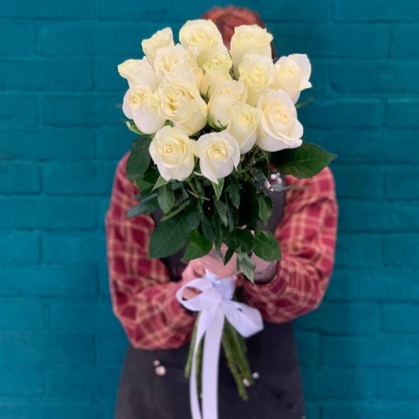 фото 15 белых роз "Летние воспоминания"