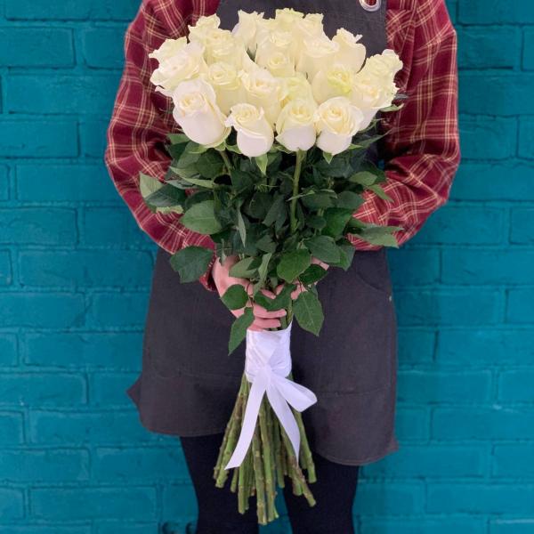 фото 25 белых роз 80см "Лунный мед"
