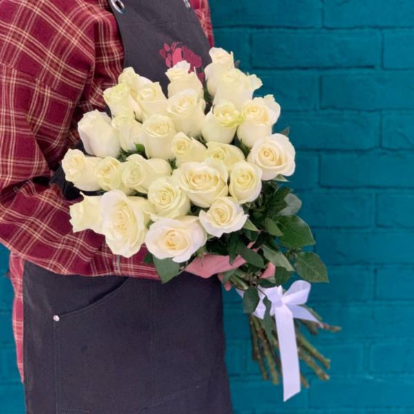 фото 25 белых роз 80см "Лунный мед"