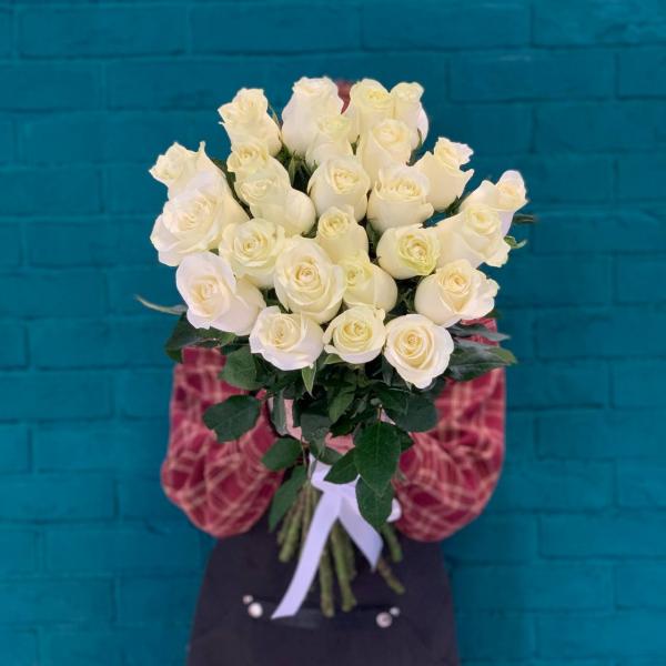 фото 25 белых роз 80см "Лунный мед"