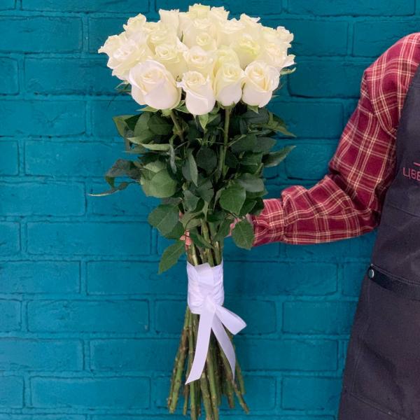 фото 25 белых роз 80см "Лунный мед"