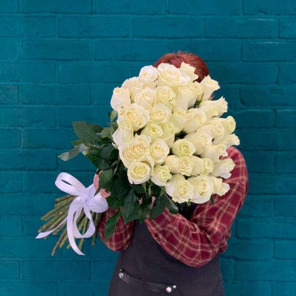 фото 35 белых роз 80см "Дыхание луга"