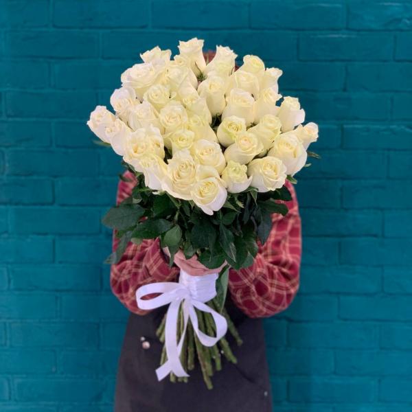 фото 35 белых роз 80см "Дыхание луга"