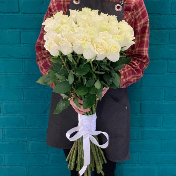 фото Букет из 45 белых роз 80см "Шарм"